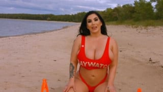 Eine wunderschöne BBW Brünette im Solo Porn am Strand